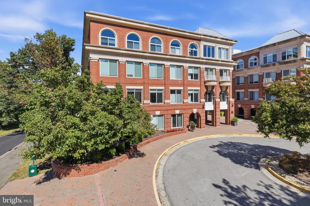 625 SLATERS LANE Unit: G-03