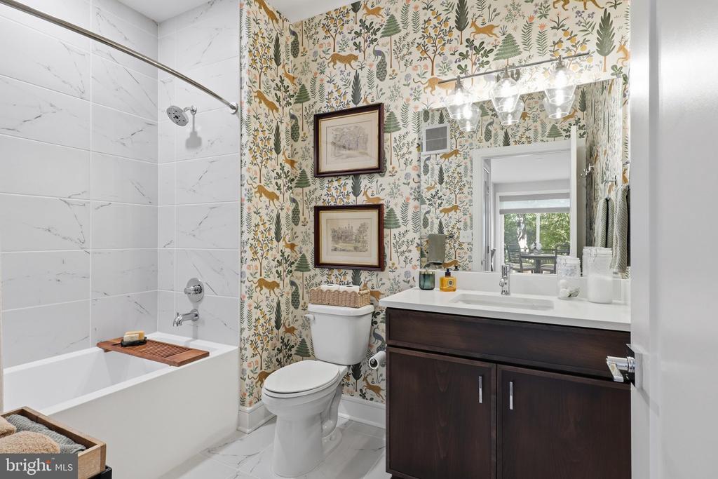 625 SLATERS LANE Unit: G-03
