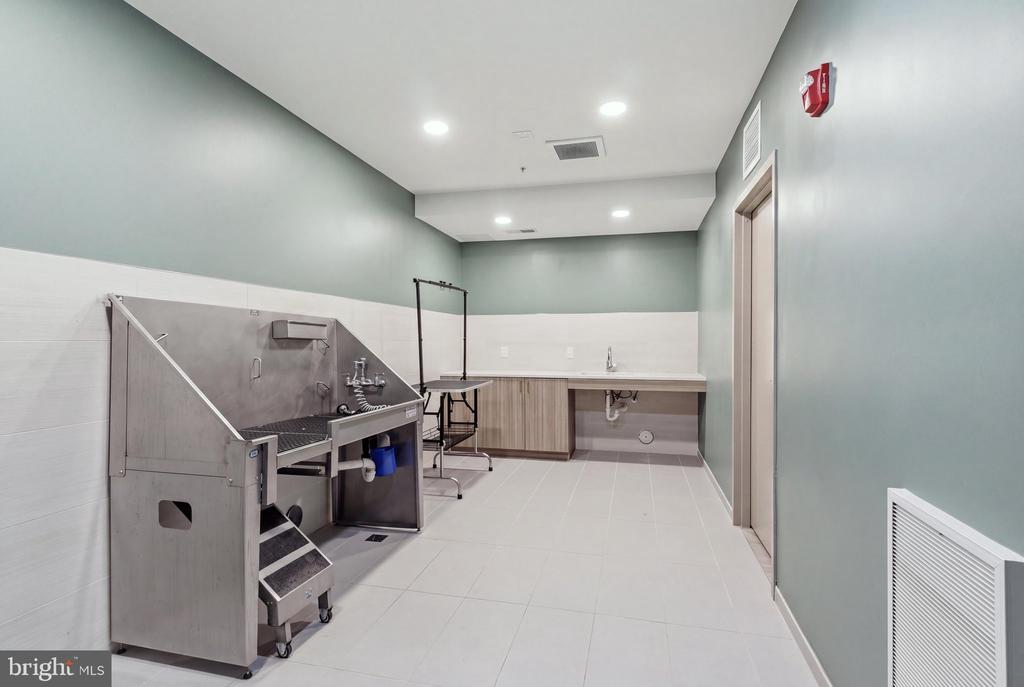 625 SLATERS LANE Unit: G-03
