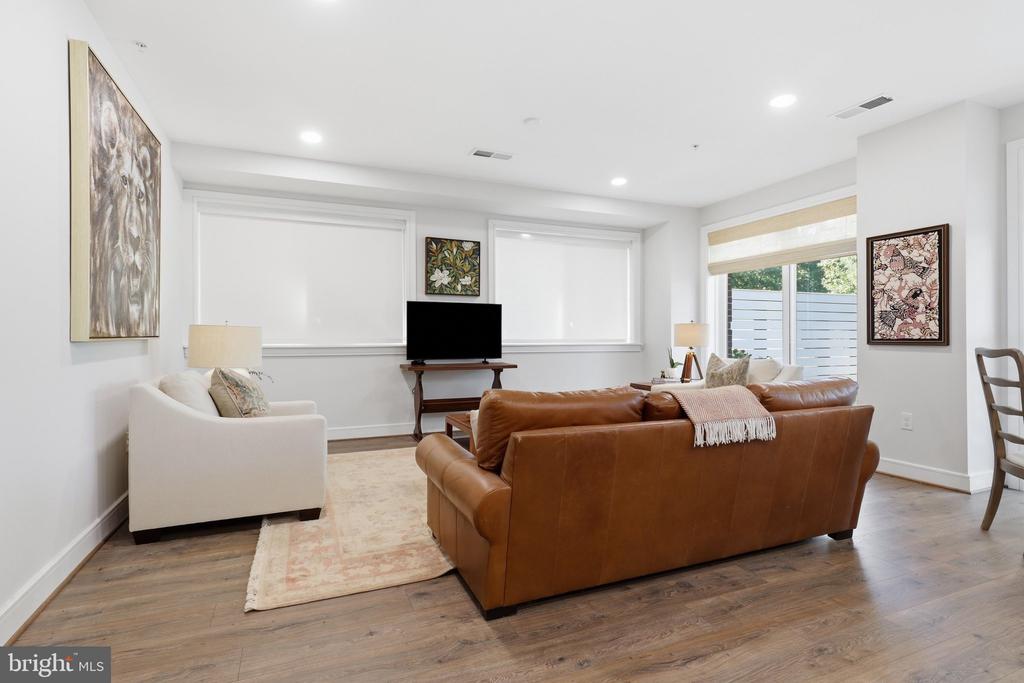 625 SLATERS LANE Unit: G-03