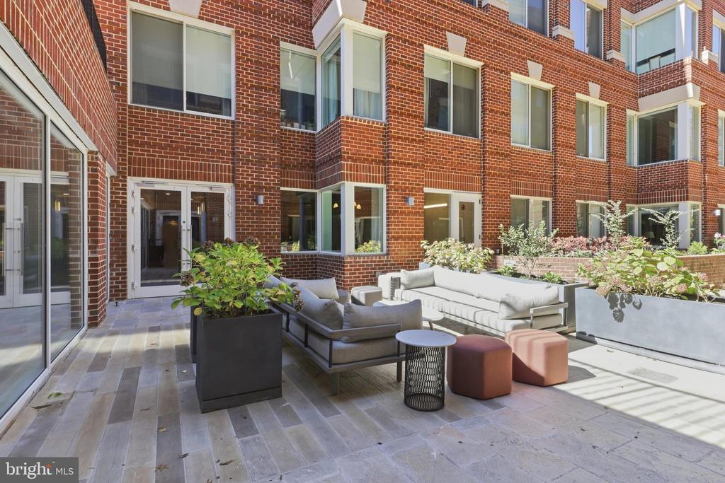 625 SLATERS LANE Unit: G-03
