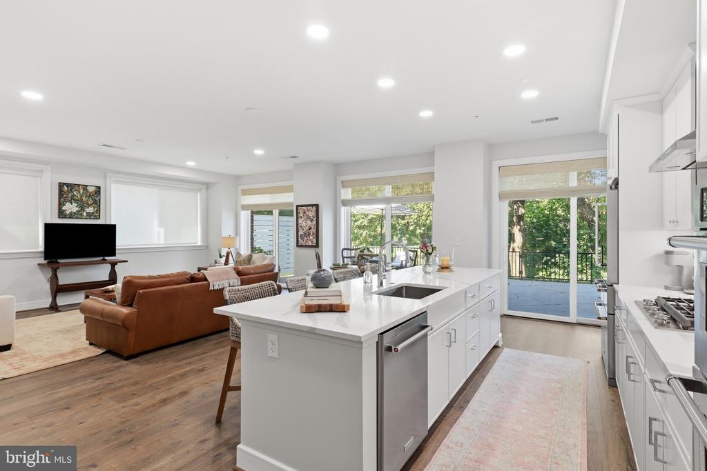 625 SLATERS LANE Unit: G-03