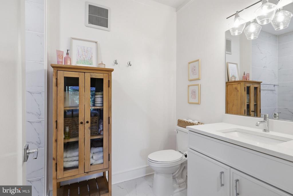 625 SLATERS LANE Unit: G-03