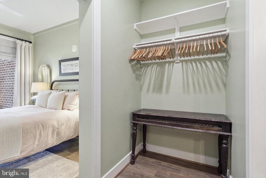 625 SLATERS LANE Unit: G-03