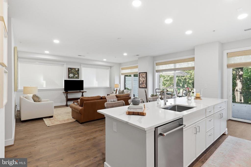 625 SLATERS LANE Unit: G-03