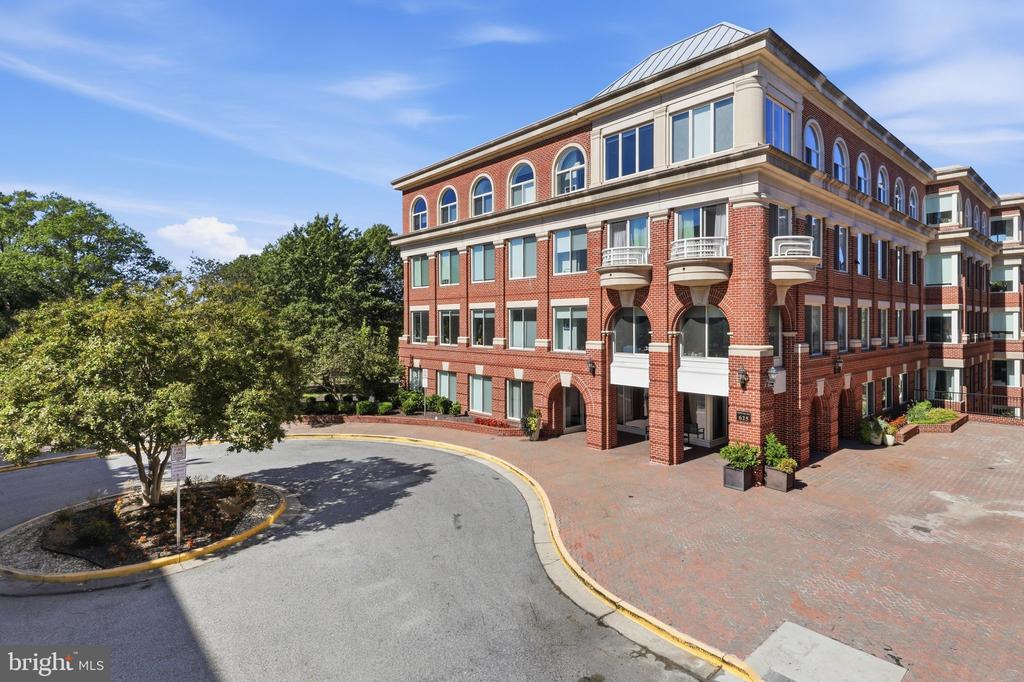 625 SLATERS LANE Unit: G-03