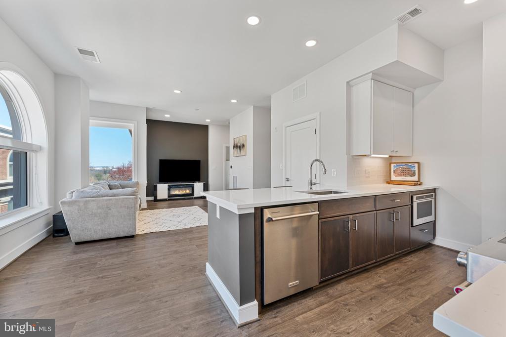 635 SLATERS LANE Unit: 405