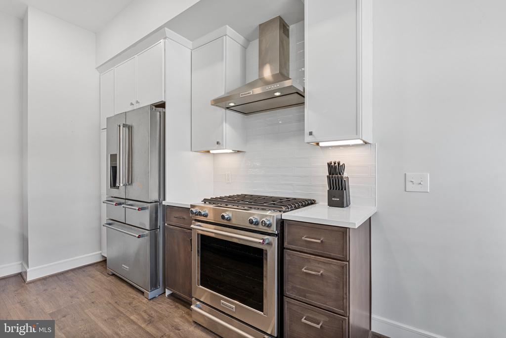 635 SLATERS LANE Unit: 405