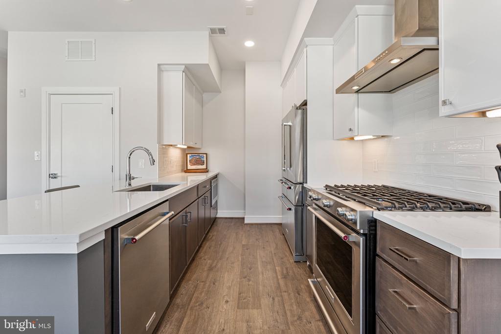 635 SLATERS LANE Unit: 405