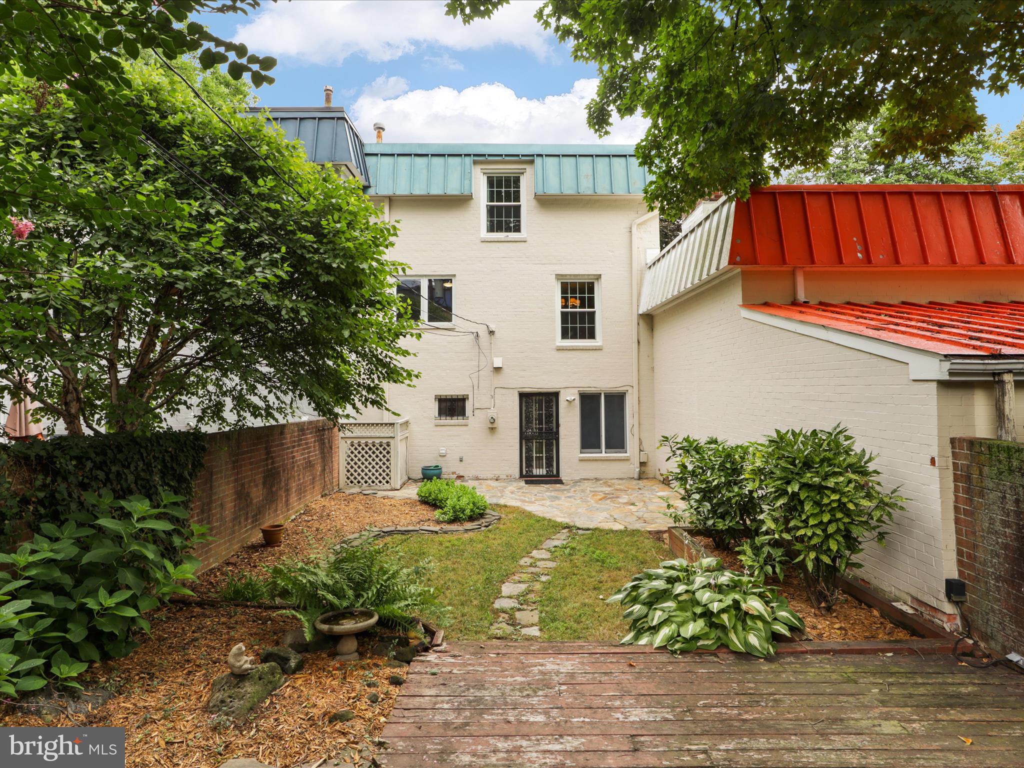 203 GARDEN COURT