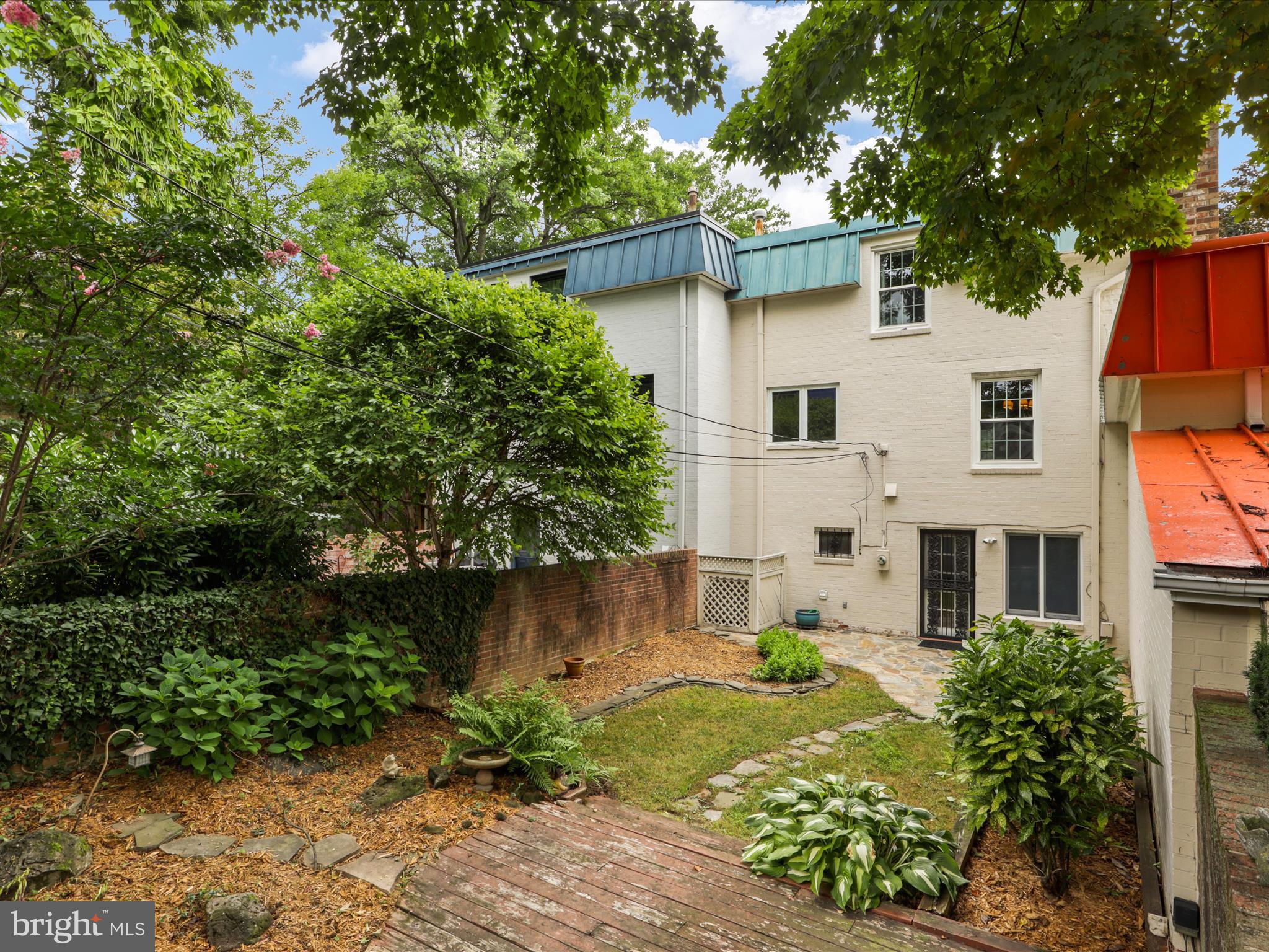 203 GARDEN COURT