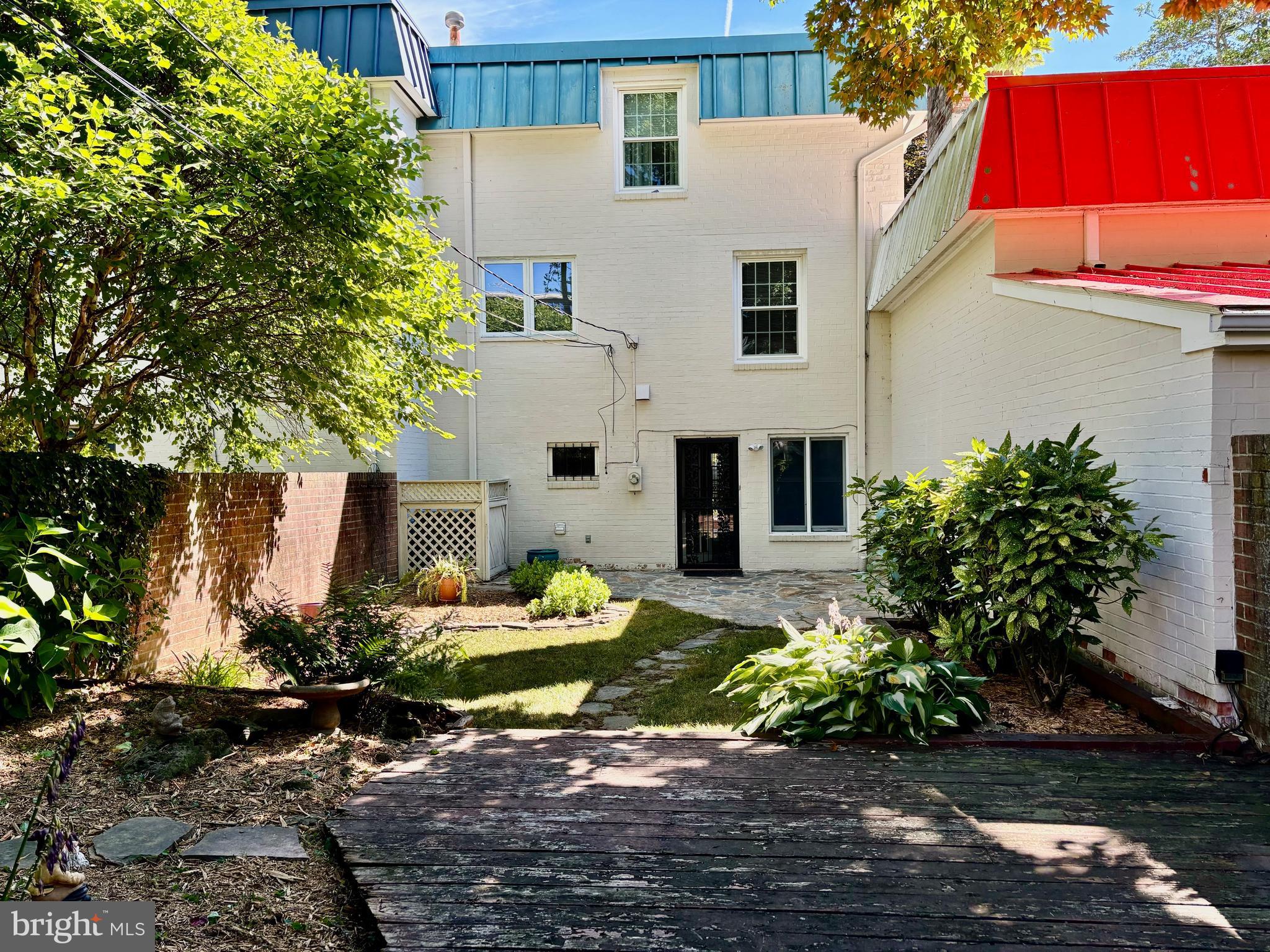 203 GARDEN COURT