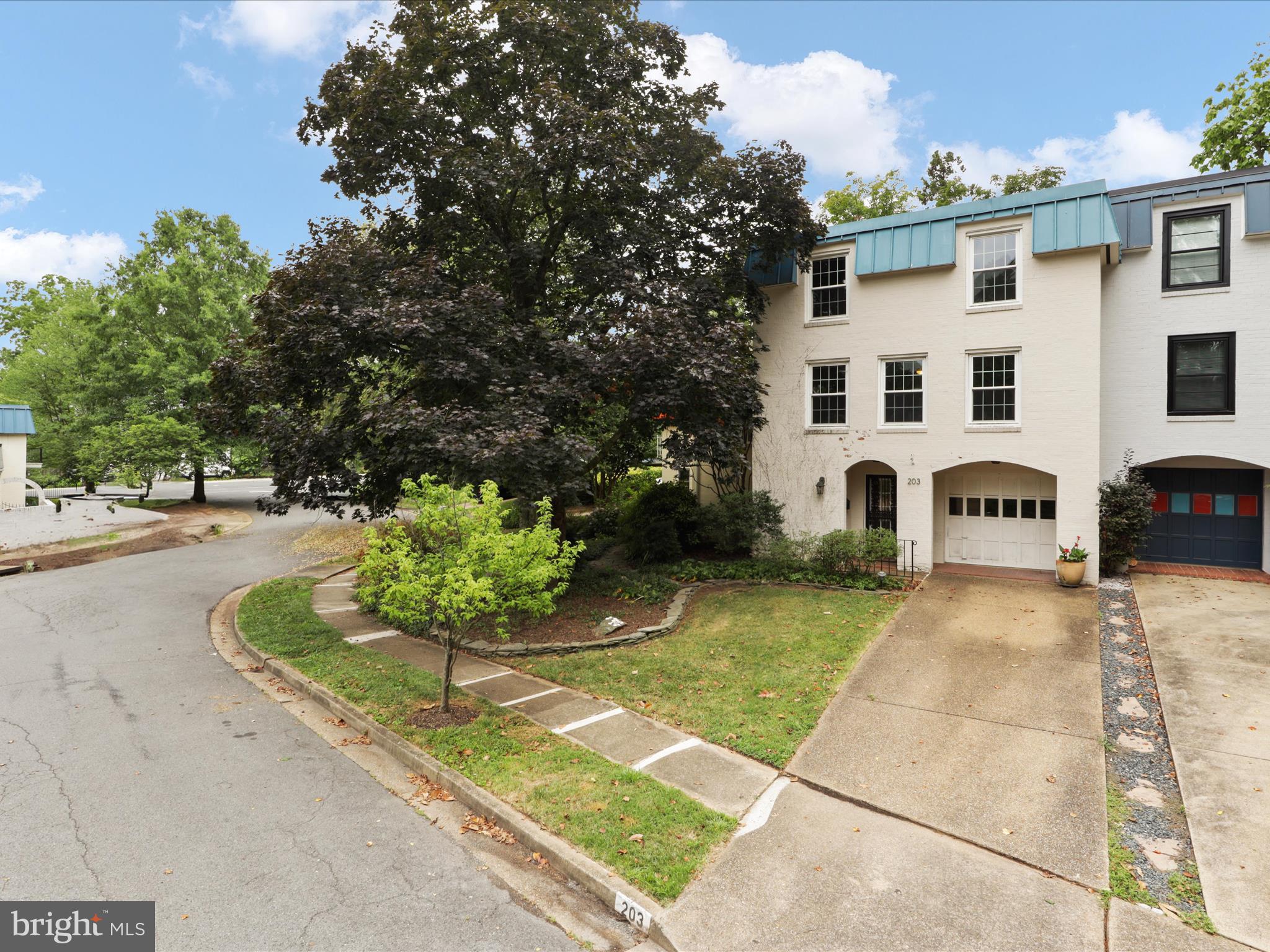 203 GARDEN COURT