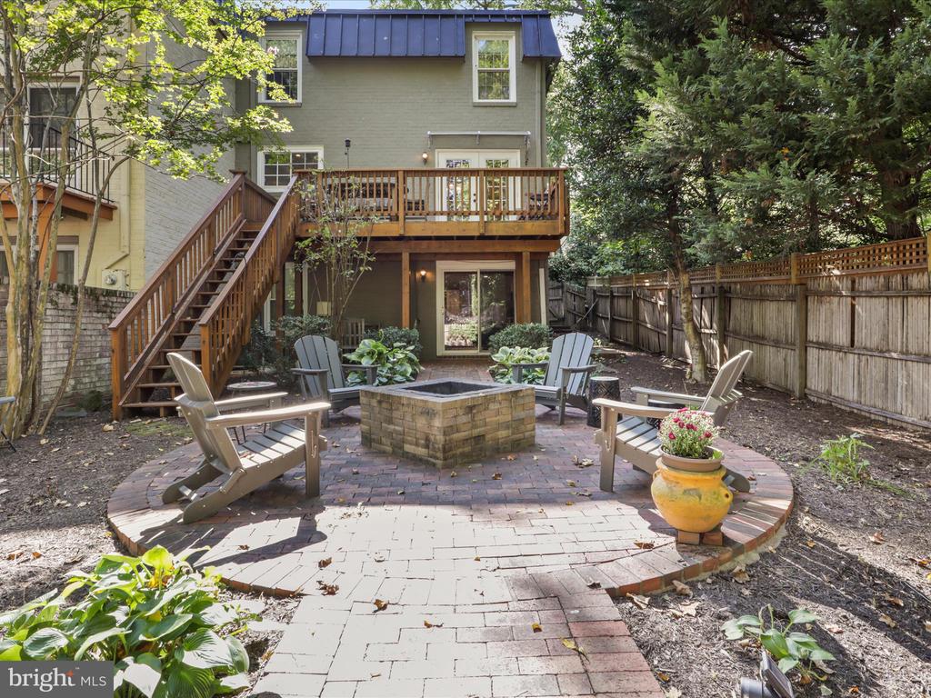 212 GARDEN COURT