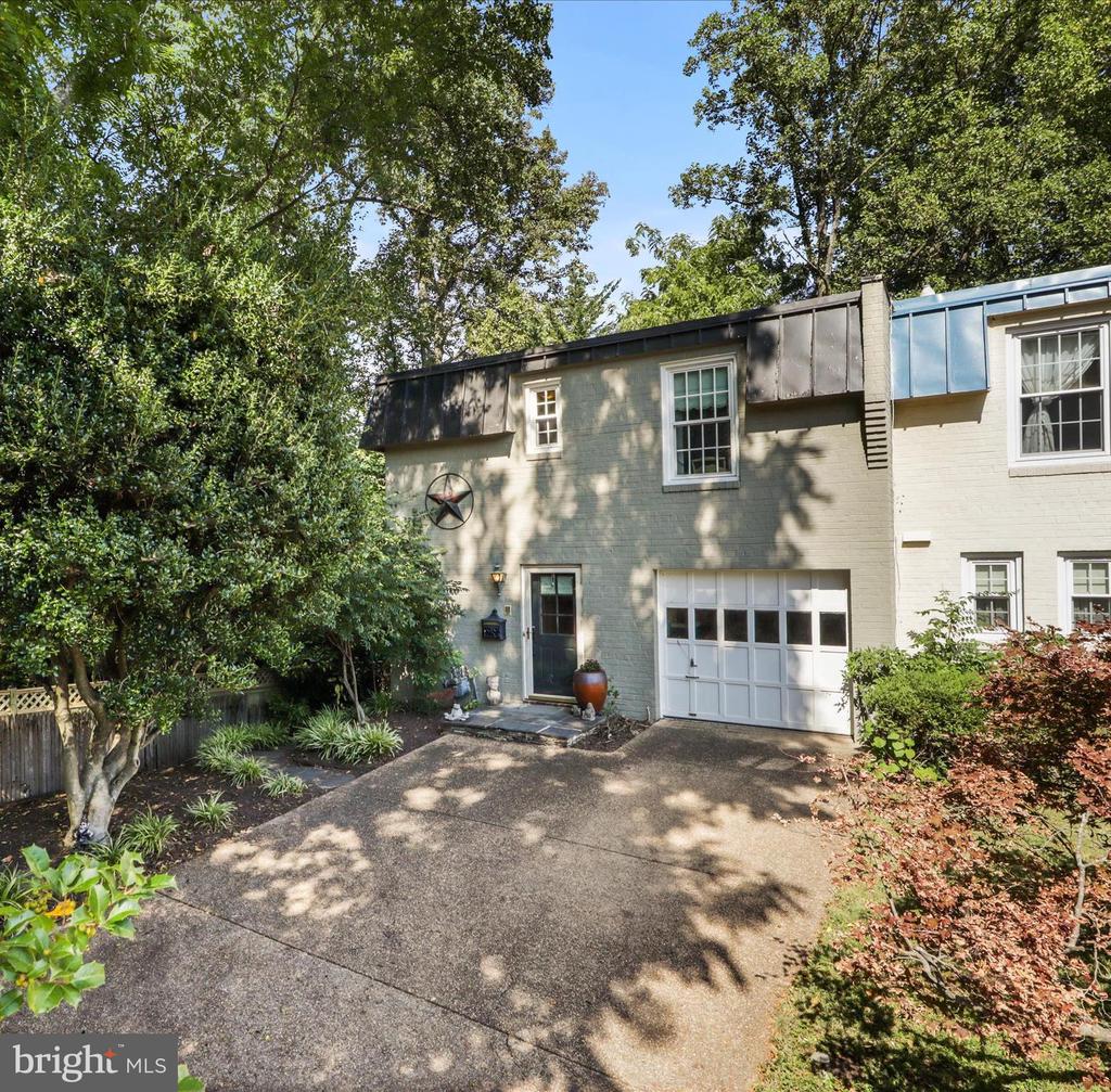 212 GARDEN COURT