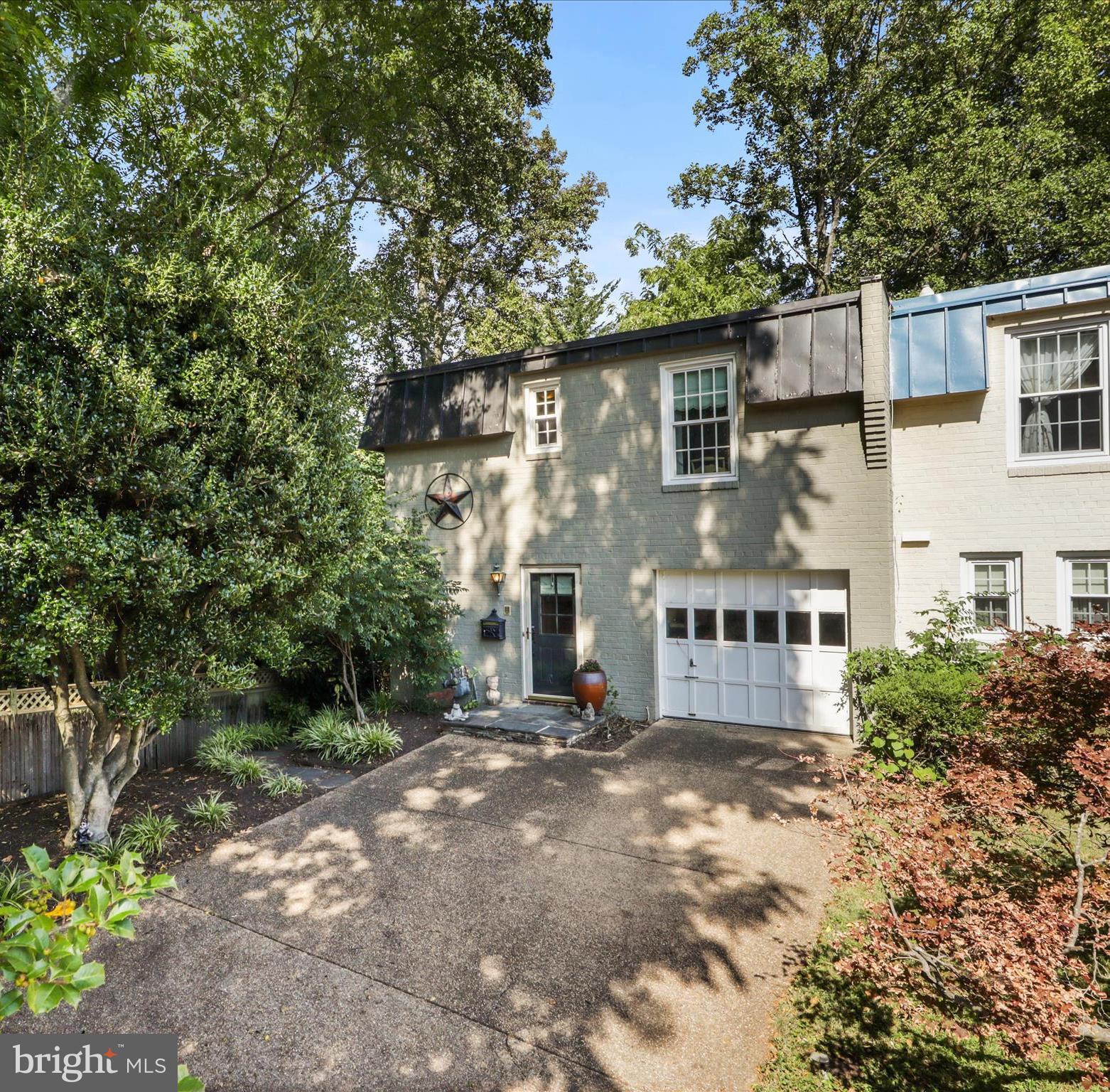 212 GARDEN COURT