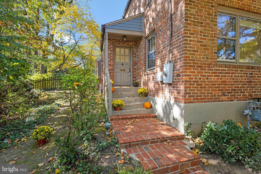 207 POPLAR DRIVE