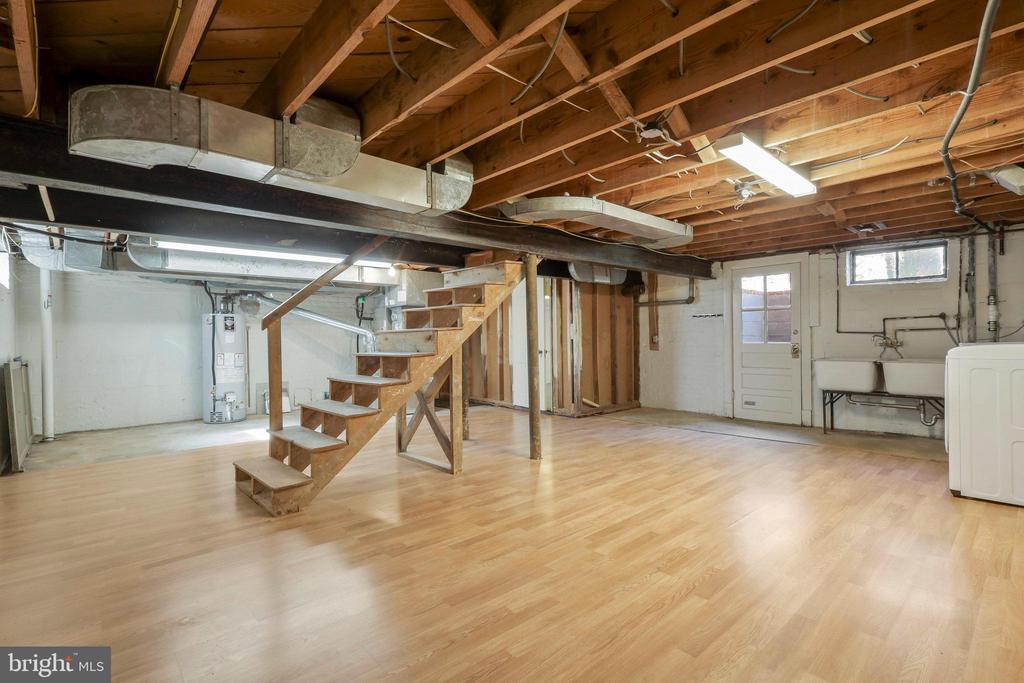 207 POPLAR DRIVE