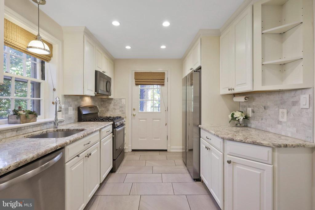 207 POPLAR DRIVE
