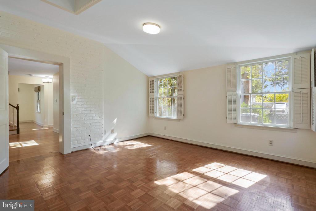 207 POPLAR DRIVE