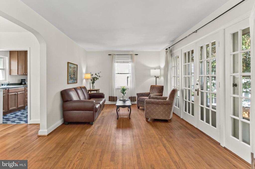 220 W GREENWAY BOULEVARD