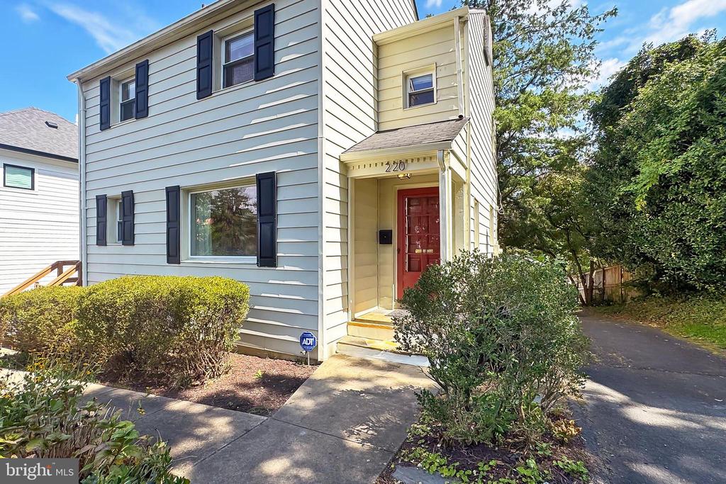 220 W GREENWAY BOULEVARD