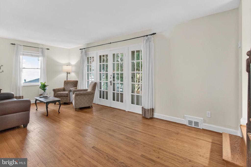 220 W GREENWAY BOULEVARD