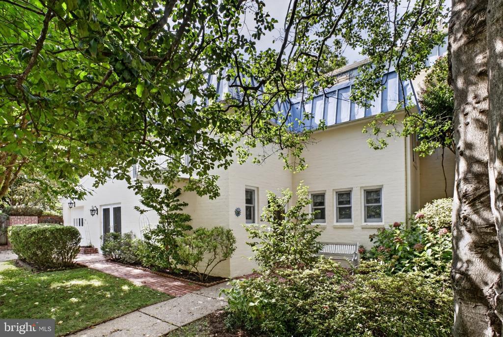 201 GARDEN COURT
