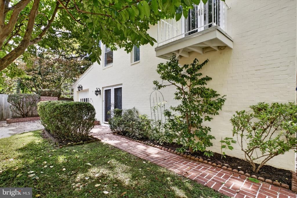 201 GARDEN COURT