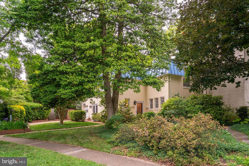 201 GARDEN COURT