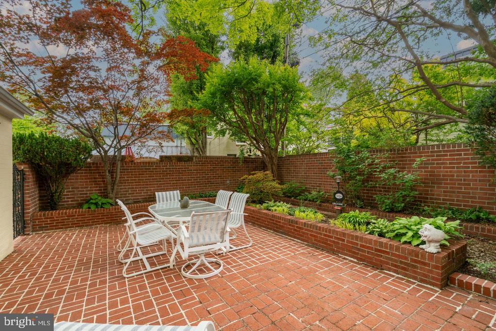 201 GARDEN COURT