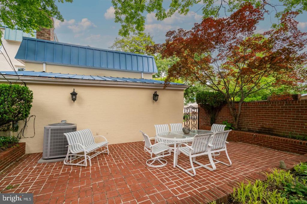 201 GARDEN COURT