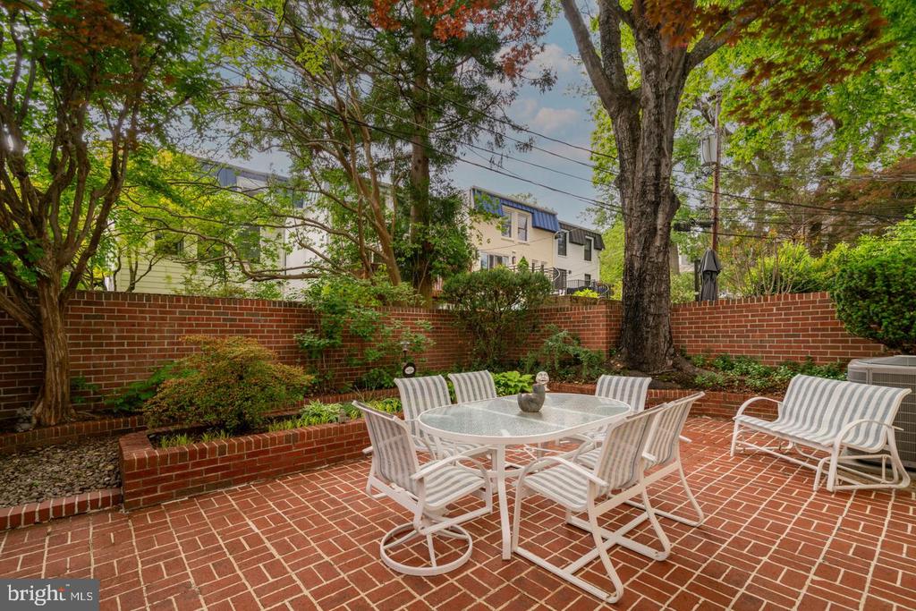 201 GARDEN COURT