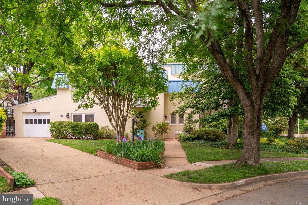 201 GARDEN COURT