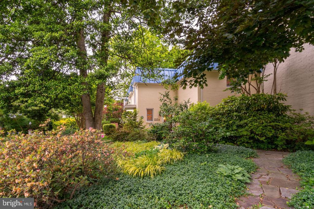 201 GARDEN COURT
