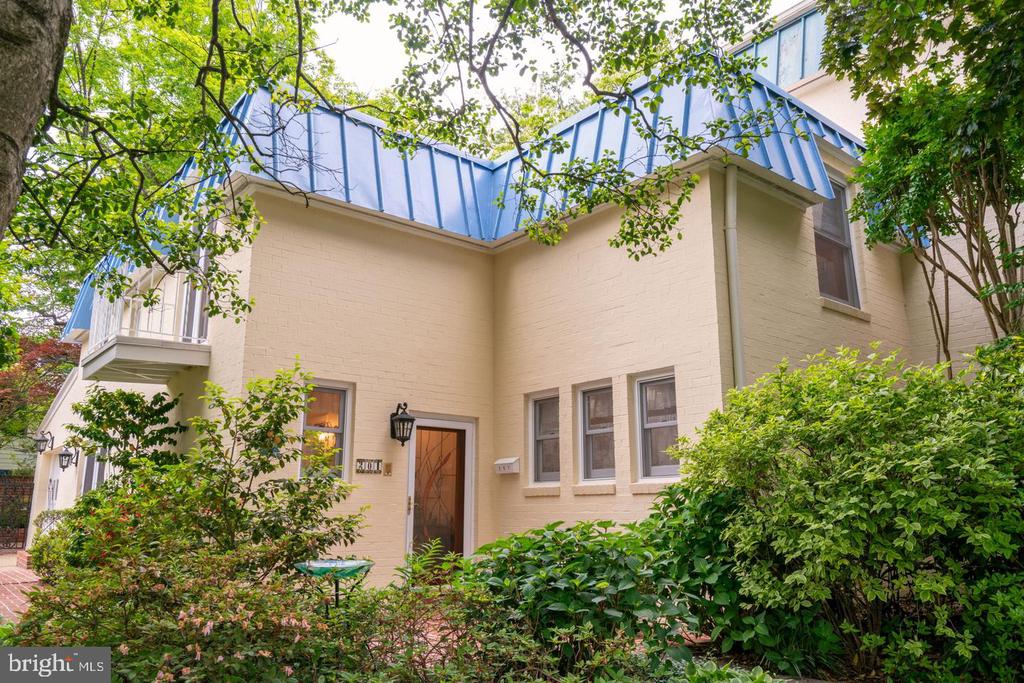 201 GARDEN COURT
