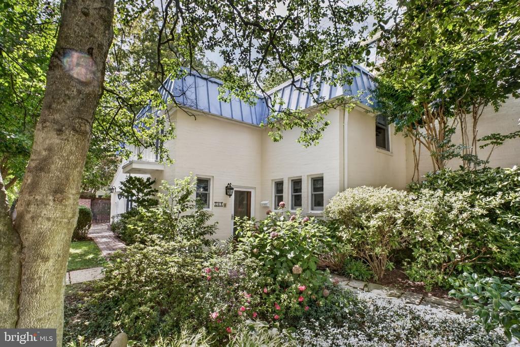 201 GARDEN COURT