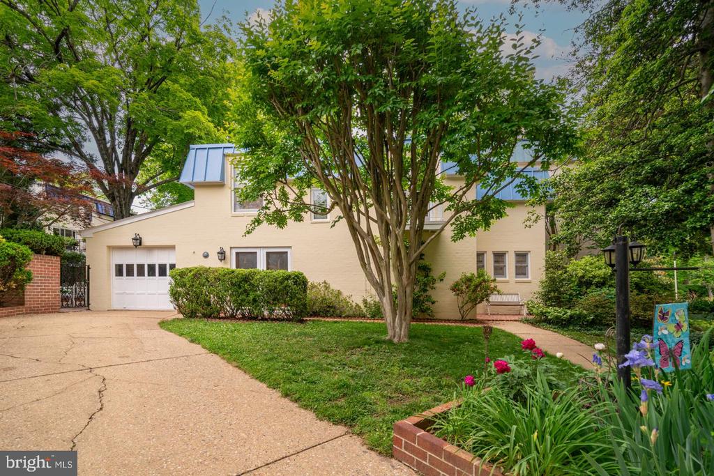 201 GARDEN COURT
