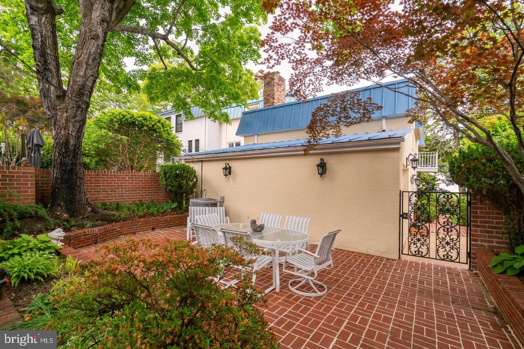 201 GARDEN COURT