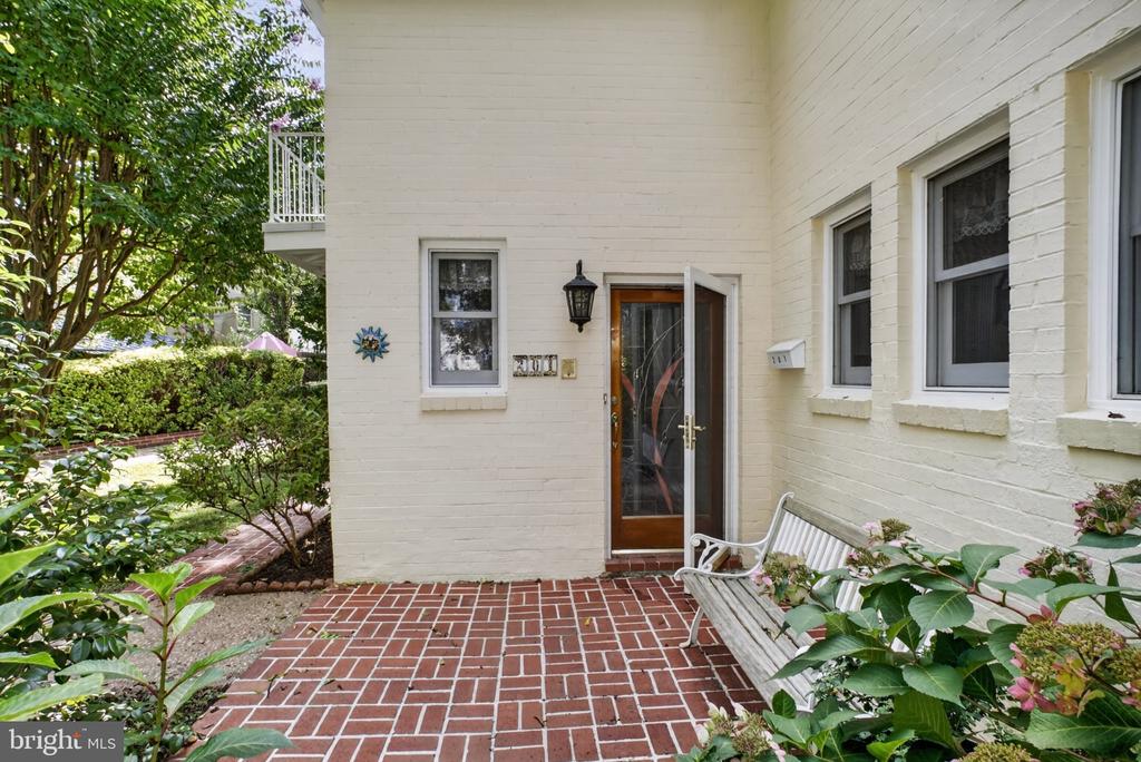201 GARDEN COURT