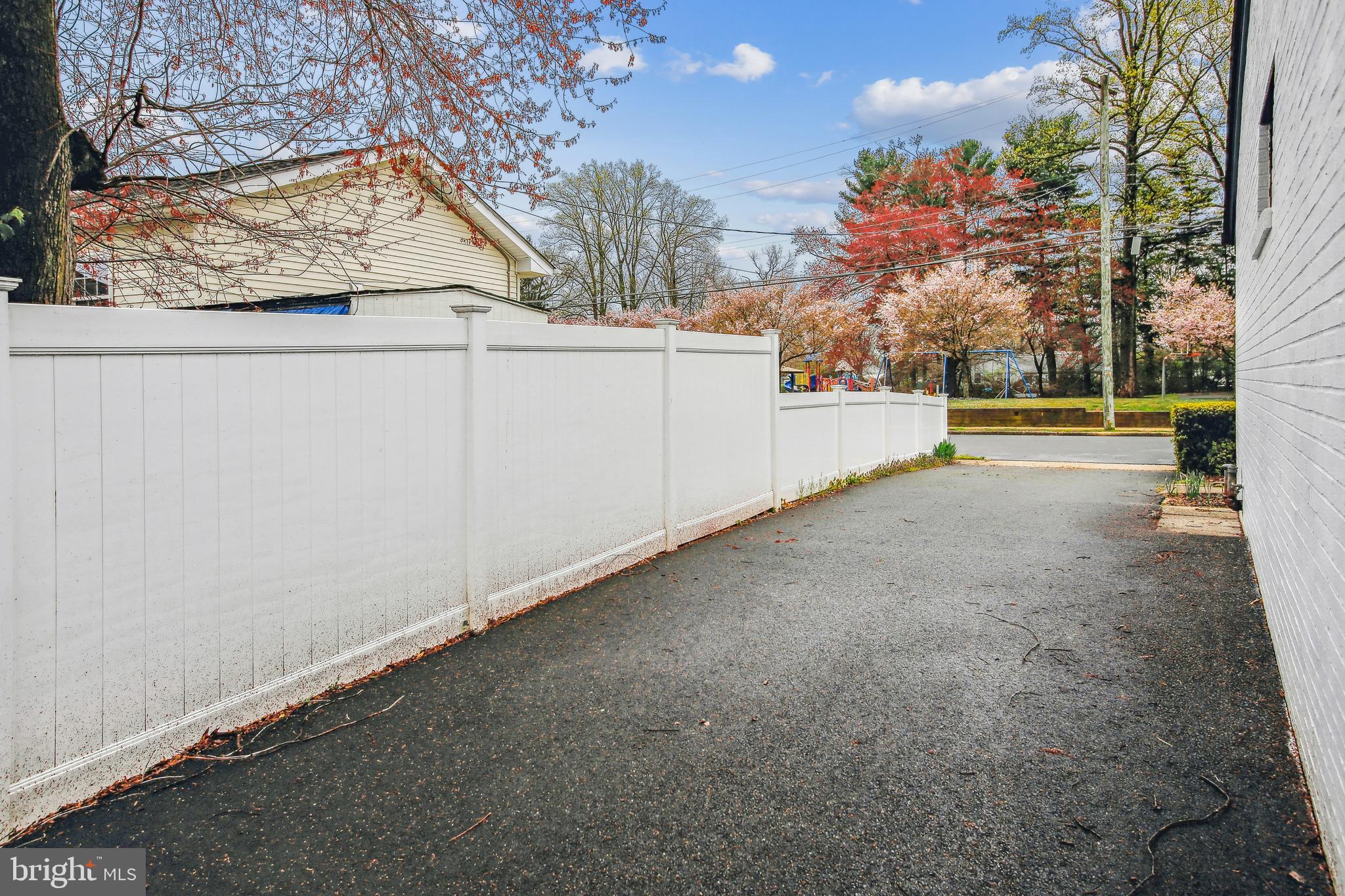 11002 OAKWOOD DRIVE