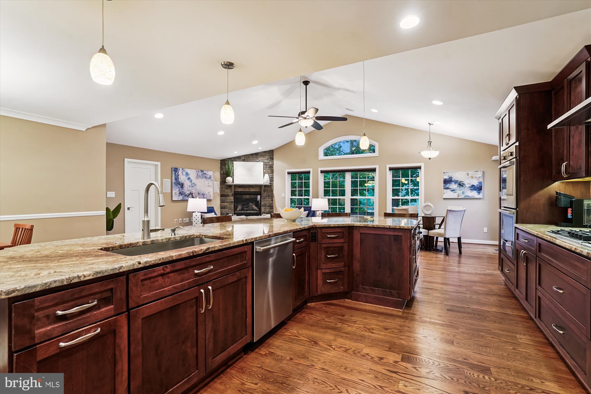 9811 HAMPTON LANE