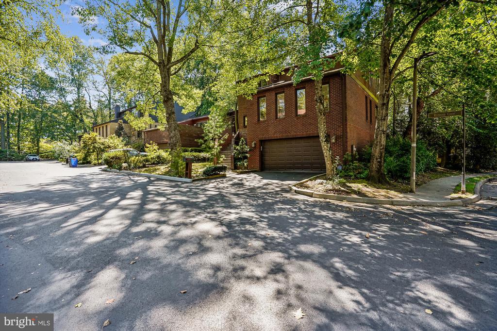 3501 REDWOOD COURT