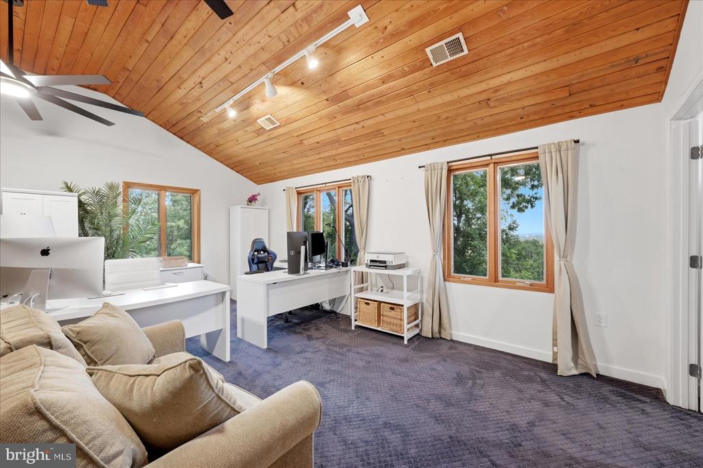 5221 MOUNTAIN VIEW DRIVE