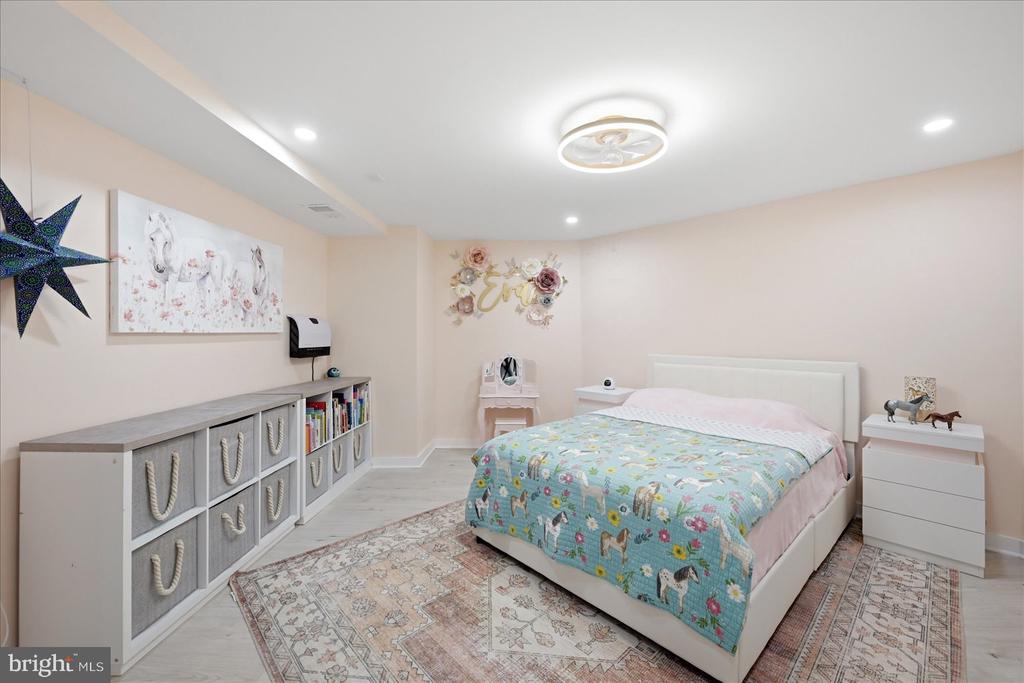 5221 MOUNTAIN VIEW DRIVE