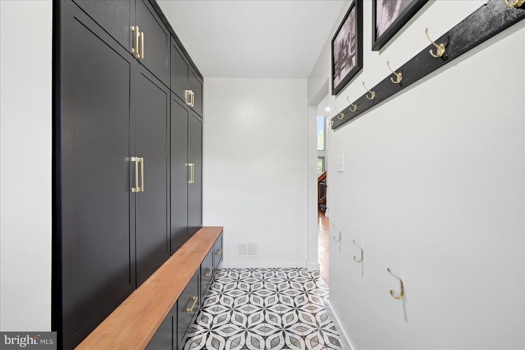 5221 MOUNTAIN VIEW DRIVE