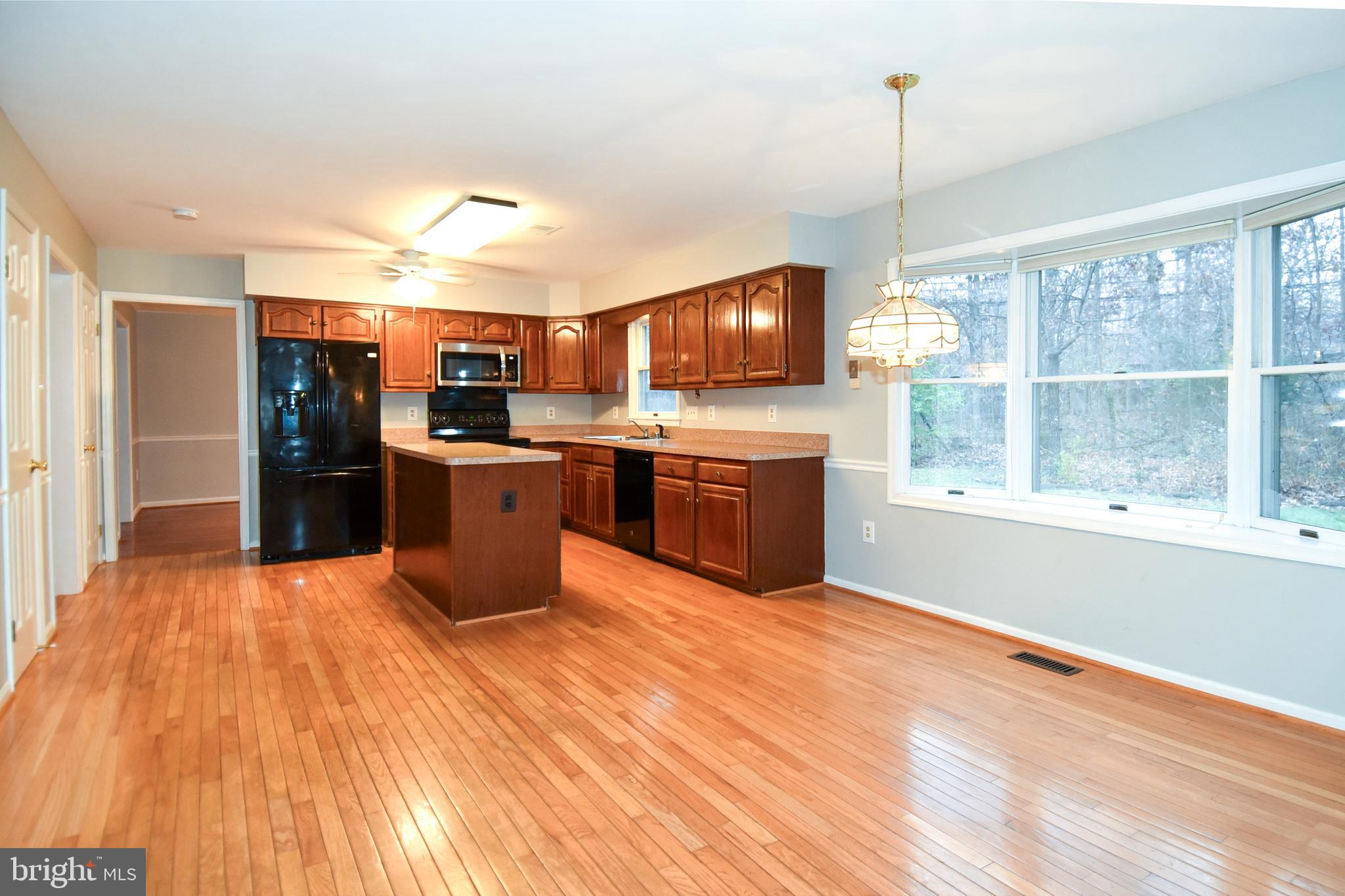 908 BROAD OAKS DRIVE