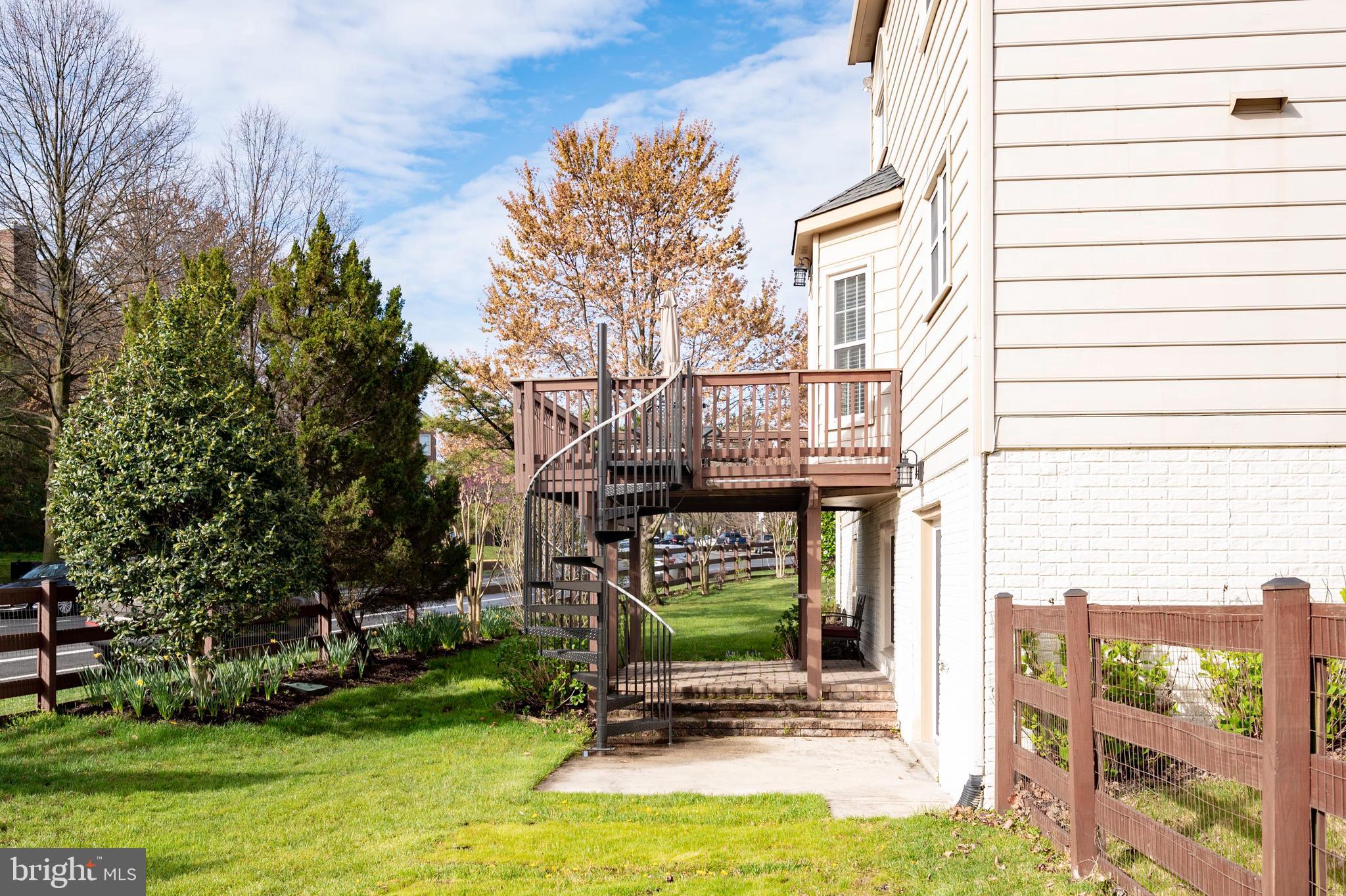 6017 WOODLAKE LANE