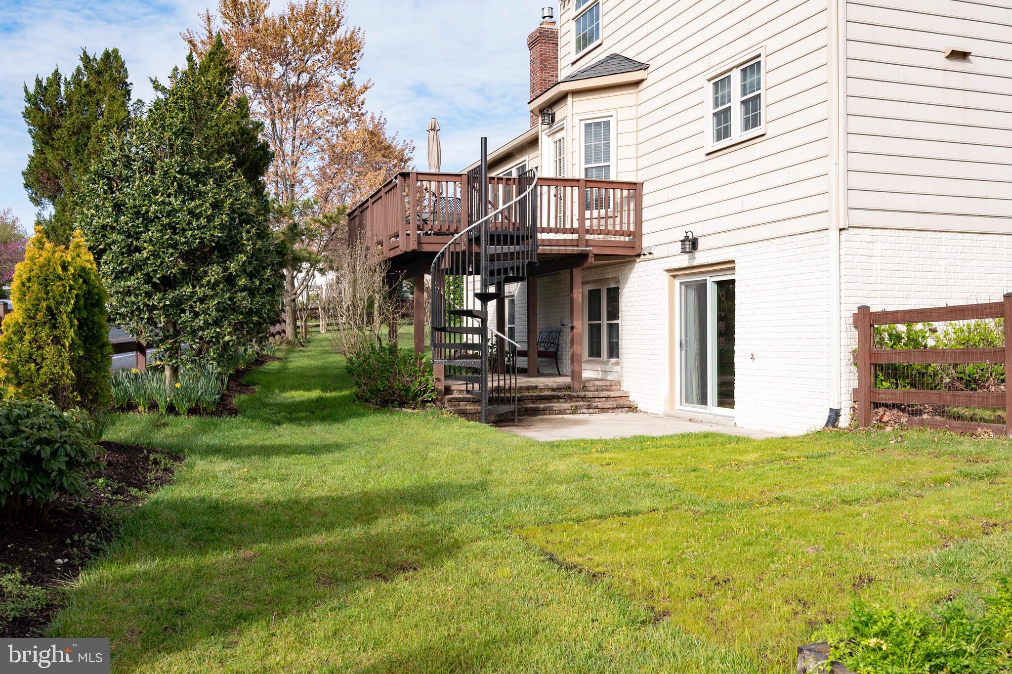6017 WOODLAKE LANE