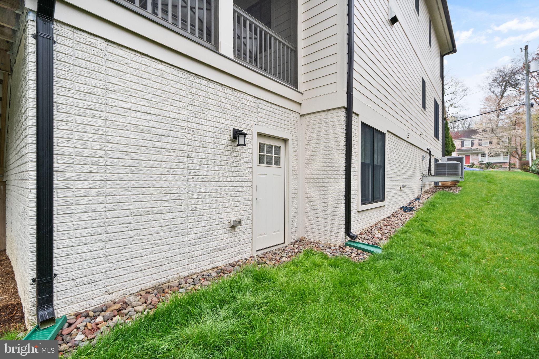 1714 FOREST LANE